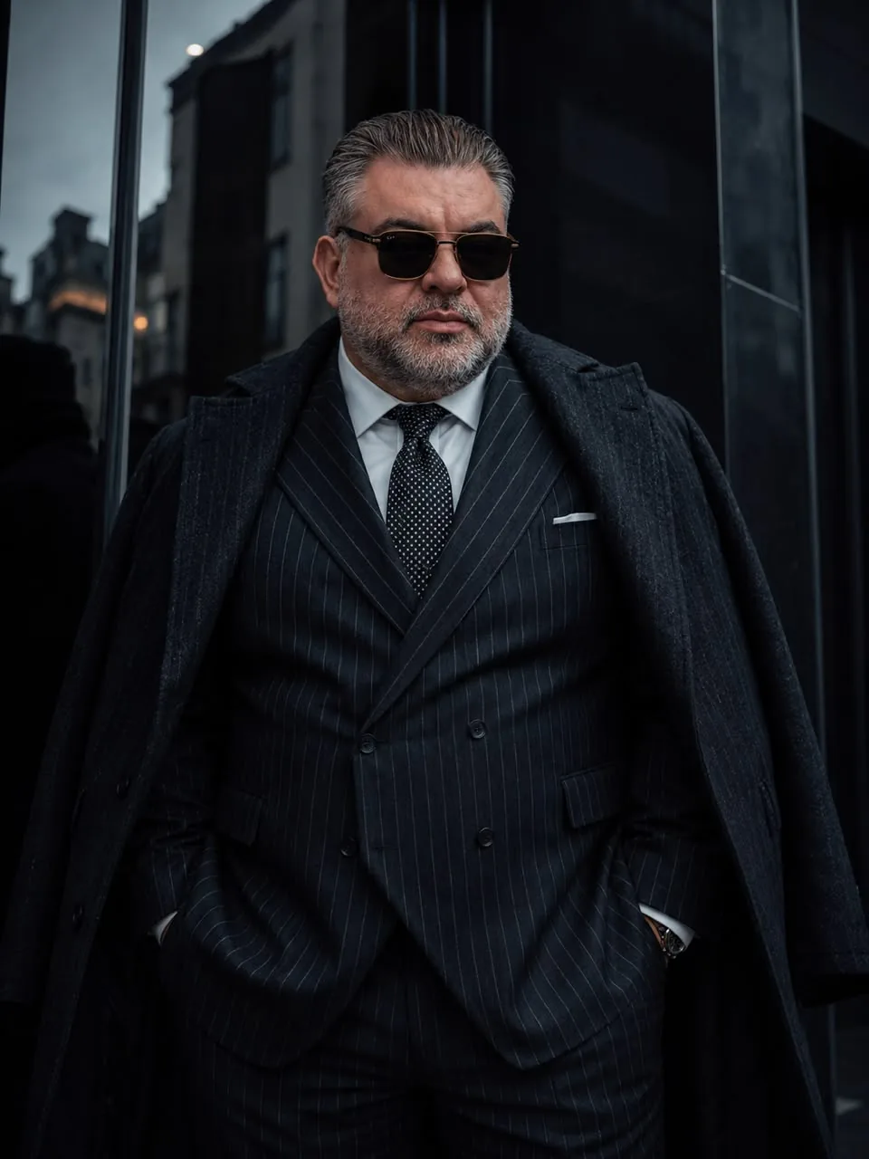 Daniel, empresário, retratado de corpo inteiro em ambiente urbano.